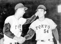 　プロ入り初完封勝利の倉田誠さん（右）を祝福する金田正一＝１９６８年９月５日、神宮球場