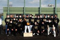 　オリジナルＴシャツを着て母校・育英高野球部同級生と１学年下の同級生と記念撮影する西武・栗山