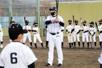　野球教室で打撃指導する西武・栗山
