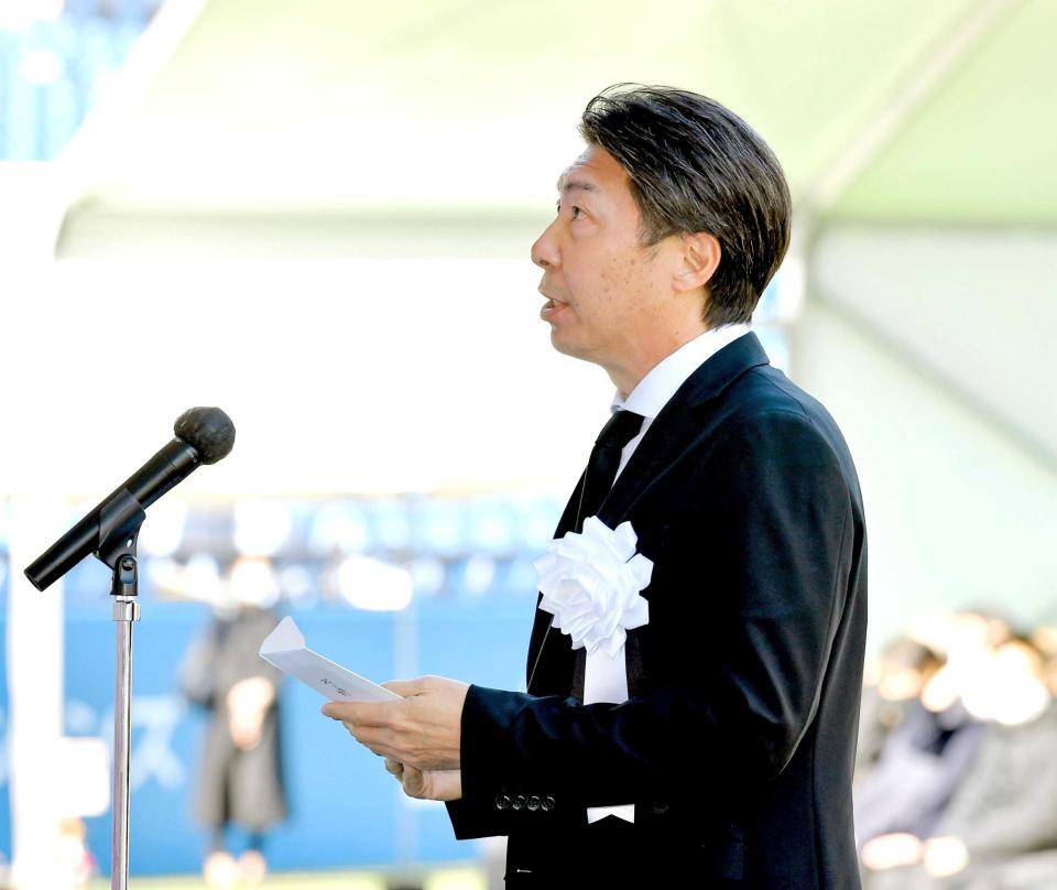 　弔辞を読む高津監督
