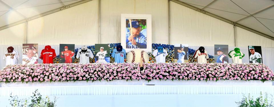 　在籍した球団の写真とユニホームで彩られた野村克也さんの祭壇（撮影・西岡正）