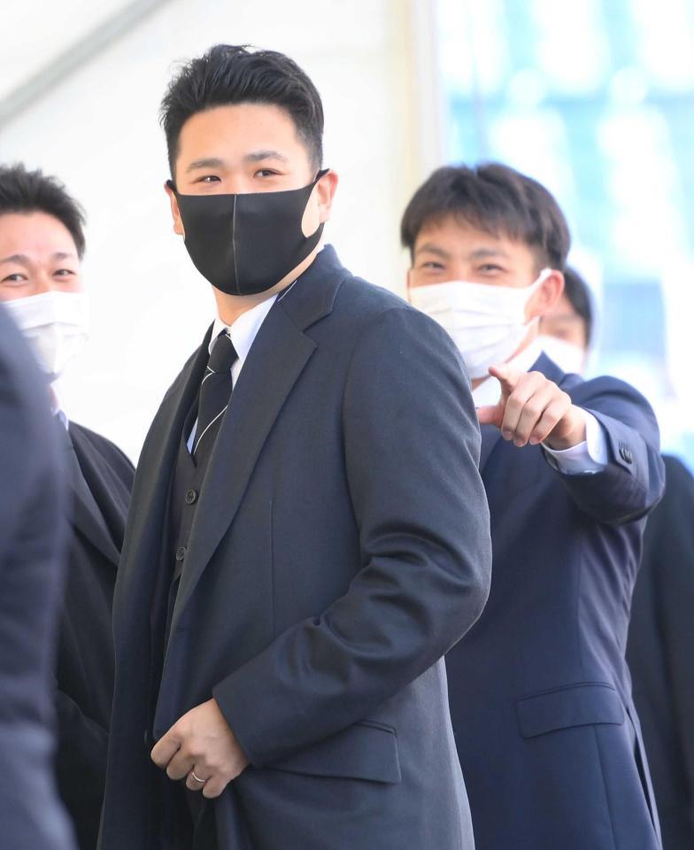 　「野村克也をしのぶ会」に参列した楽天・田中将とヤクルト・嶋（撮影・堀内翔）
