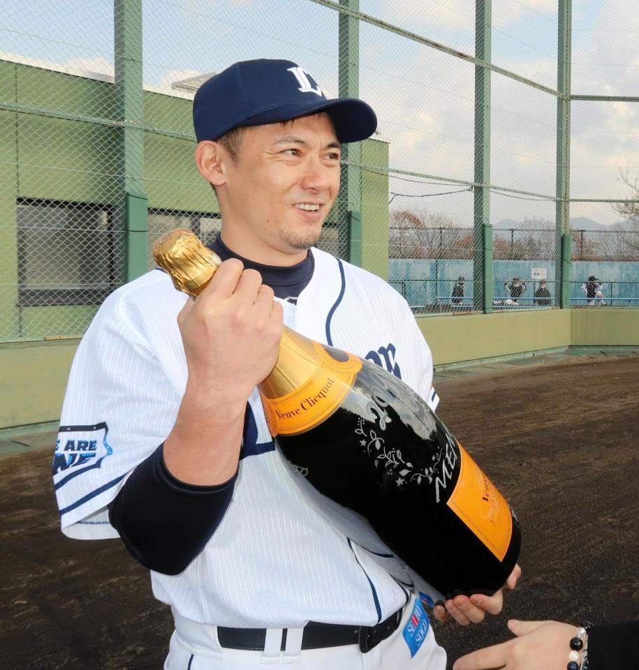 　特大シャンパンを受け取る西武・栗山