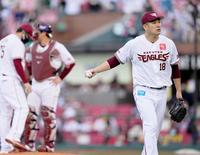 　５回途中で降板する楽天・田中将＝１０月１７日、楽天生命パーク