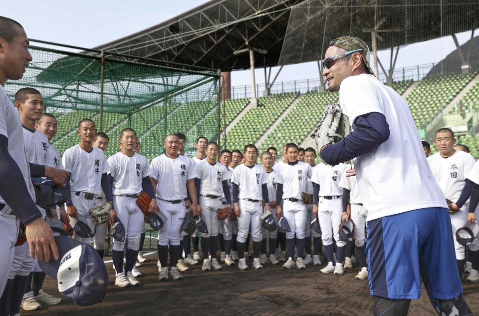 　選手の質問に答えるイチロー氏（右）＝代表撮影