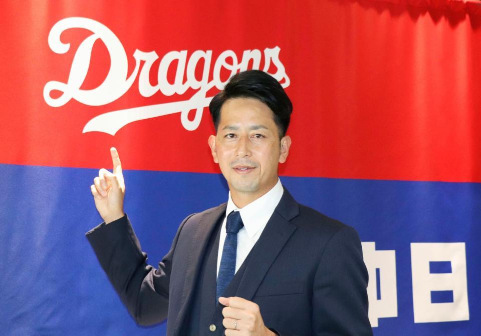 　中日への入団が決まりポーズをとる、ロッテを自由契約となった大嶺