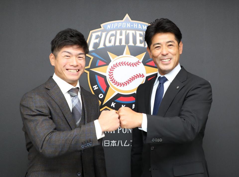 　会見を終え、稲葉ＧＭ（右）とグータッチを交わす古川（代表撮影）