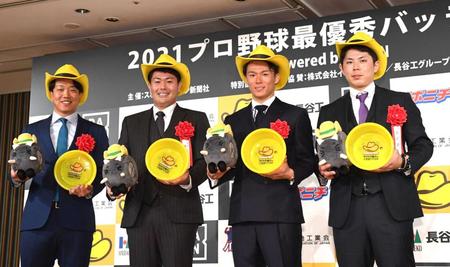 　最優秀バッテリー賞を受賞した４人（右から２人目が山本由伸）＝撮影・開出牧