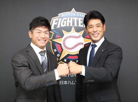 　会見を終え、稲葉ＧＭ（右）とグータッチを交わす古川（代表撮影）