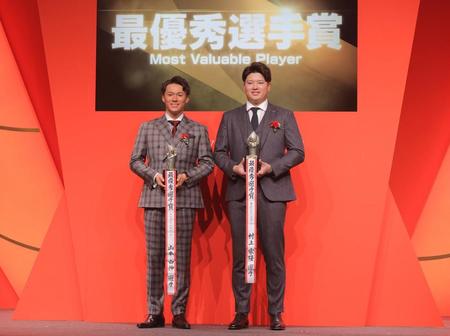 最優秀選手賞を受賞した（左から）オリックス・山本由伸、ヤクルト・村上宗隆（代表撮影）