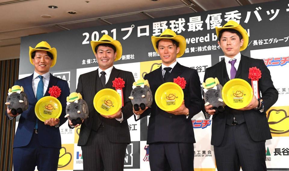 　最優秀バッテリー賞を受賞した４人（右から２人目が山本由伸）＝撮影・開出牧