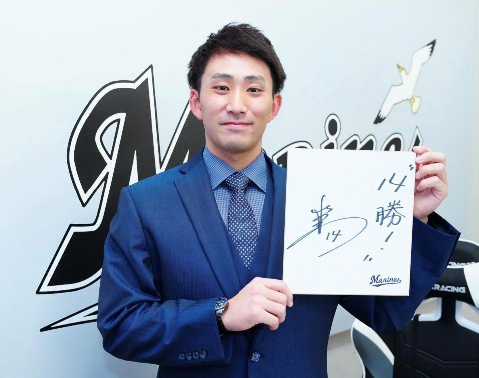 　来季は新背番号と同じ１４勝を目指す小島