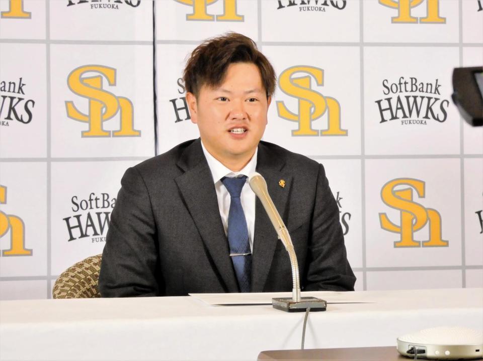 　大幅アップで契約更改し笑顔の津森（代表撮影）