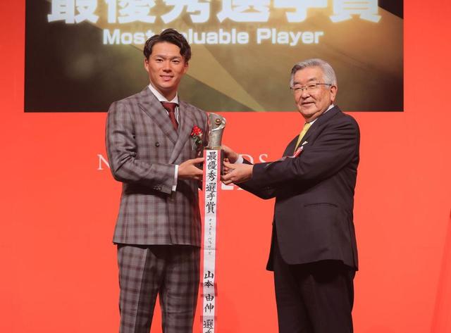 オリックス・山本 初MVP 投手タイトルも総ナメ 目指すはマー君!無敗の絶対エースへ