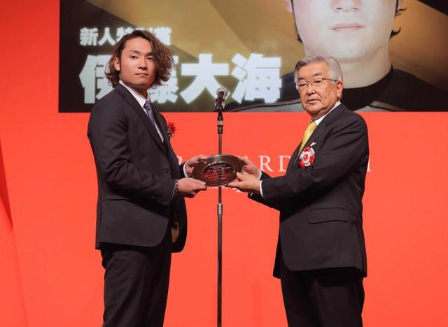 日本ハム・伊藤　新人特別賞　来季へ意気込み「チームで一番勝ち星を挙げたい」