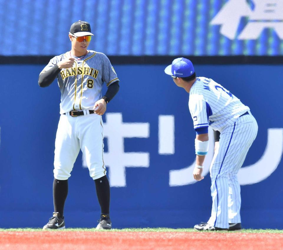 　試合前、牧（右）と話す佐藤輝＝４月１１日、横浜スタジアム