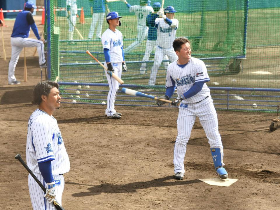　キャンプで牧（右）の打球に視線を送る宮崎＝２月９日、宜野湾