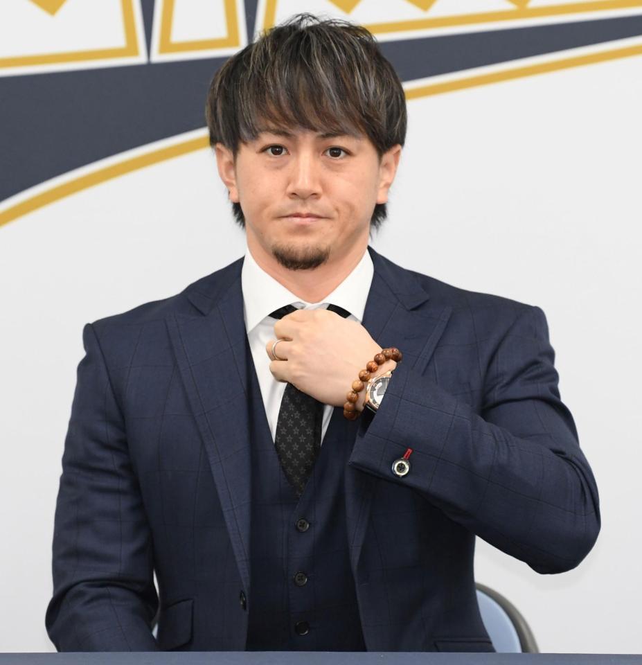 オリックス・小田裕也は３００万アップの２４００万円でサイン打つ方