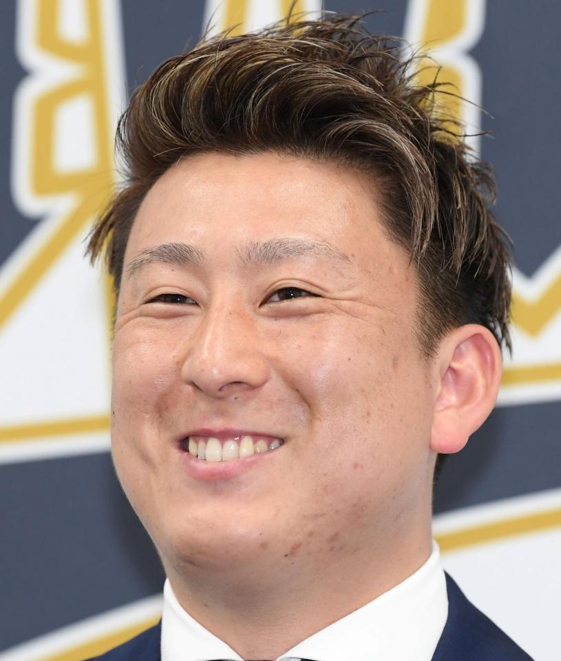 　大幅アップに満面の笑みを浮かべる杉本（撮影・田中太一）