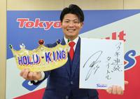 　契約更改を終え、ポーズをとる清水（代表撮影）