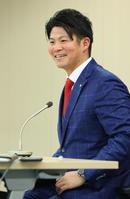 　契約更改を終え、会見に臨む清水（代表撮影）