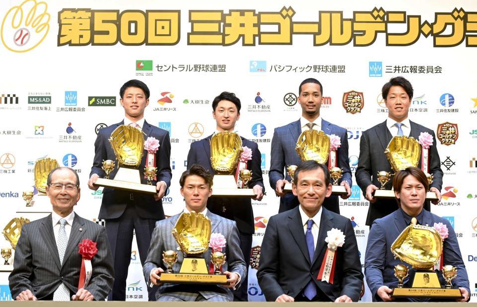 　記念撮影する（前列左から）王会長、山本、三井広報委員会の小野沢委員長、甲斐、（後列左から）辰己、近本、宗、柳（撮影・高石航平）