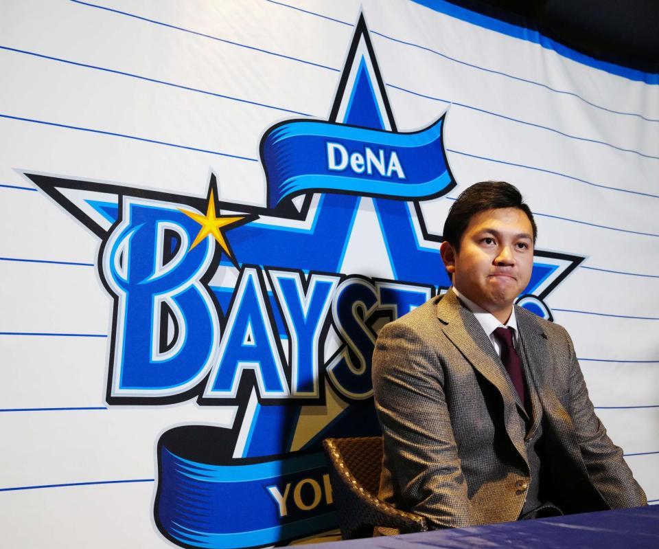 　契約更改後、会見に臨む山崎（代表撮影）