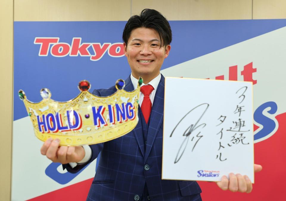 　契約更改を終え、ポーズをとる清水（代表撮影）