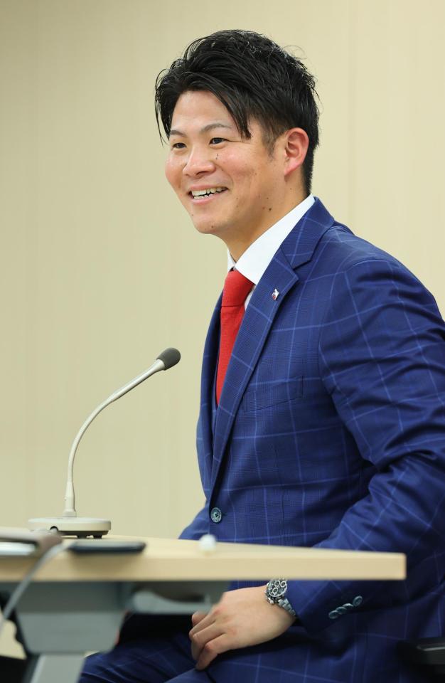 　契約更改を終え、会見に臨む清水（代表撮影）