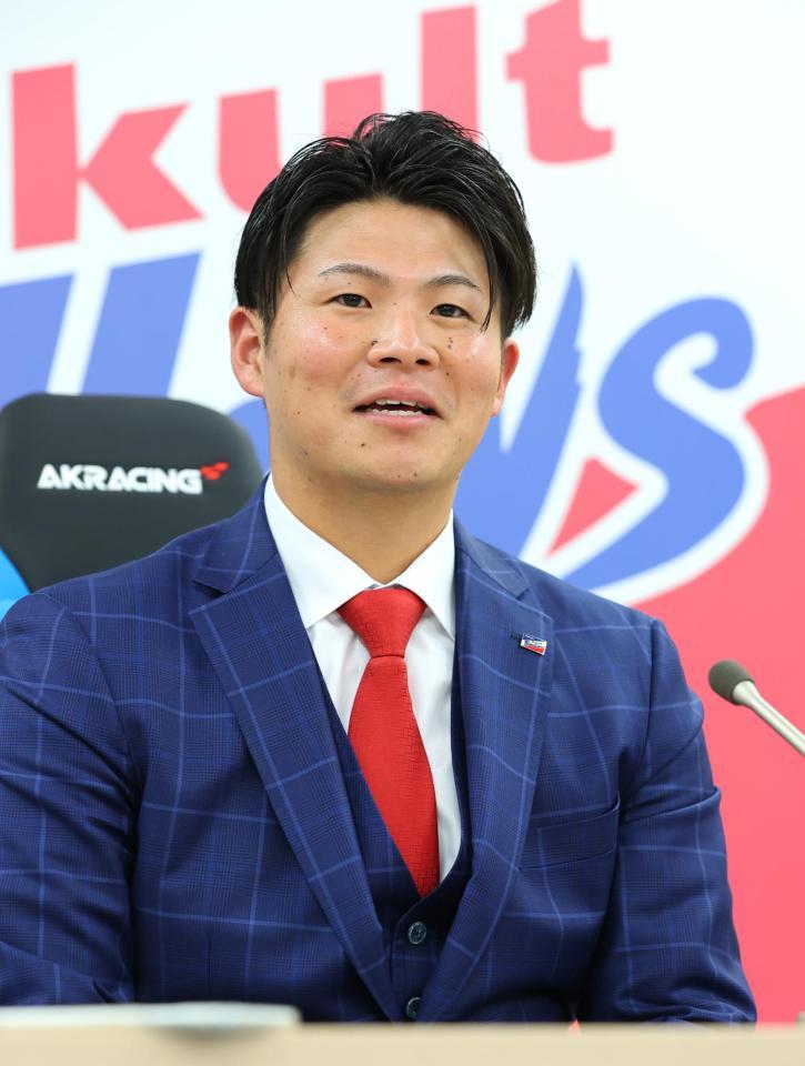 　契約更改を終え、会見に臨む清水（代表撮影）