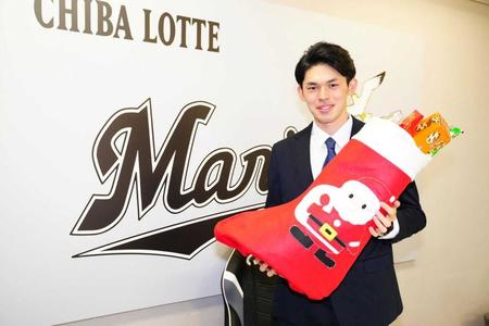 　契約更改を終えて笑顔の佐々木朗