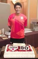 　誕生日ケーキに笑顔を見せる稲葉監督（ＮＰＢエンタープライズ提供）