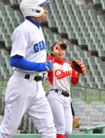 ５回、イチロー氏（手前）を内野ゴロに打ち取った松本里乃（撮影・吉澤敬太）