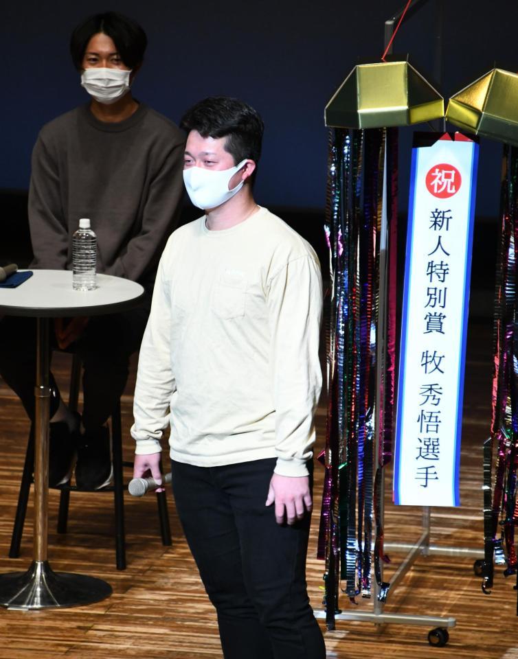 新人特別賞をくす玉で祝ってもらうＤｅＮＡ・牧。後方は京山＝港南区民文化センター（撮影・中田匡峻）