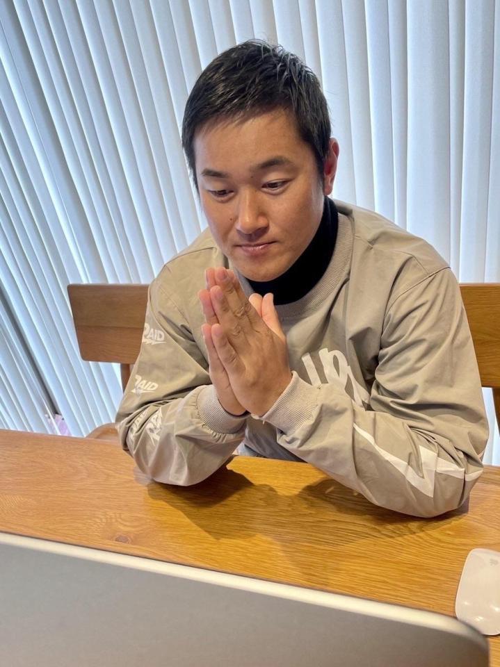 パソコンを前に、子どもたちとのオンラインでの交流をする銀次