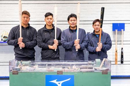 　バットを手にする（左から）杉本、佐藤、木下、宮城（ミズノ提供）