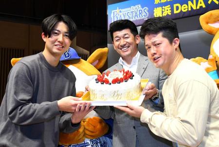 　誕生日が近づき京山（左）と牧からケーキを贈られ笑顔の三浦監督（撮影・中田匡峻）