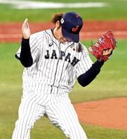 　東京五輪決勝の対米国戦でピンチを切り抜けた伊藤は手を叩いて喜ぶ