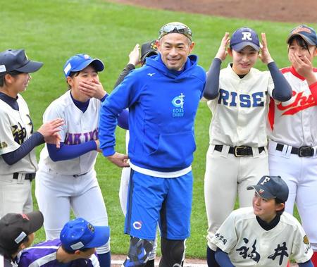 　女子選手たちと笑顔で記念撮影するイチロー氏＝１８日