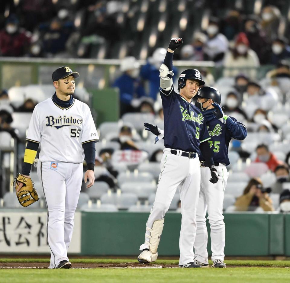 　日本シリーズ第６戦の延長１２回、勝ち越し打を放ち、ガッツポーズの川端