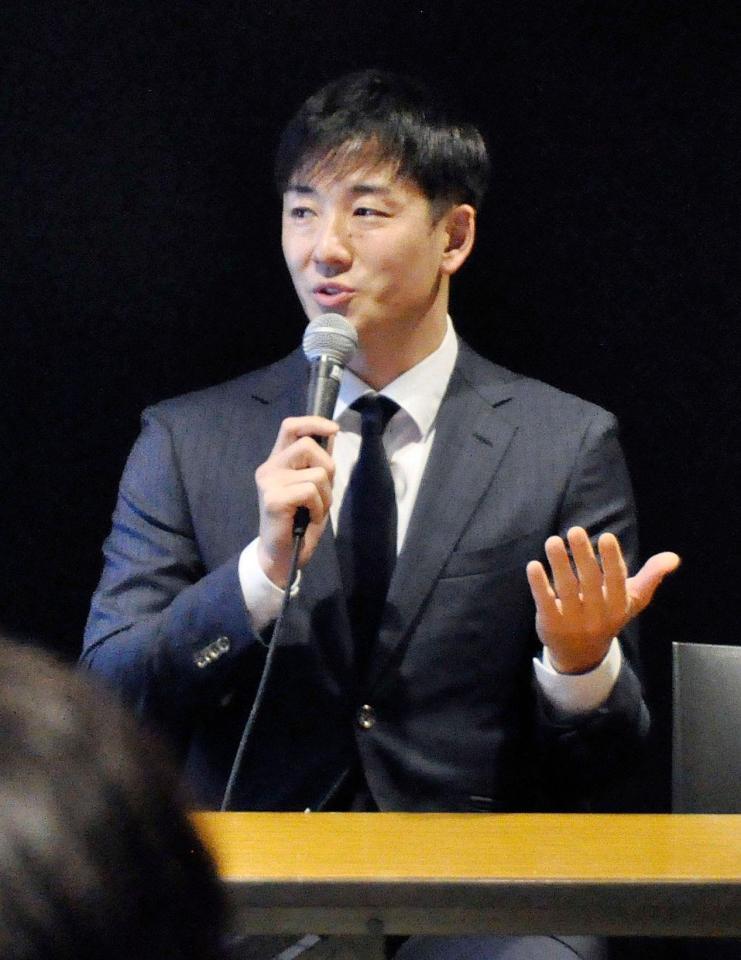 　トークイベントに参加した前日本ハムの斎藤佑樹さん＝２０日、沖縄県沖縄市