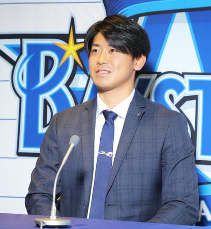 契約更改し、記者の質問に答える今永（代表撮影）