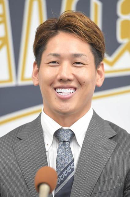 オリックス 吉田正が4億円で更改 背番号7への変更で糸井に連絡