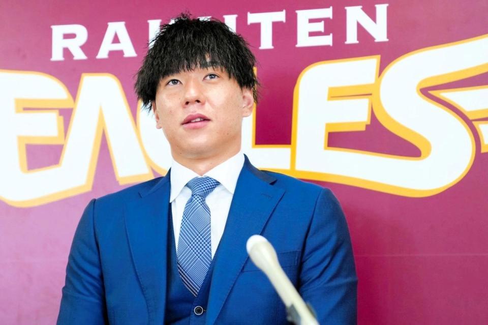 契約更改交渉を終えて、会見に臨む炭谷（球団提供）