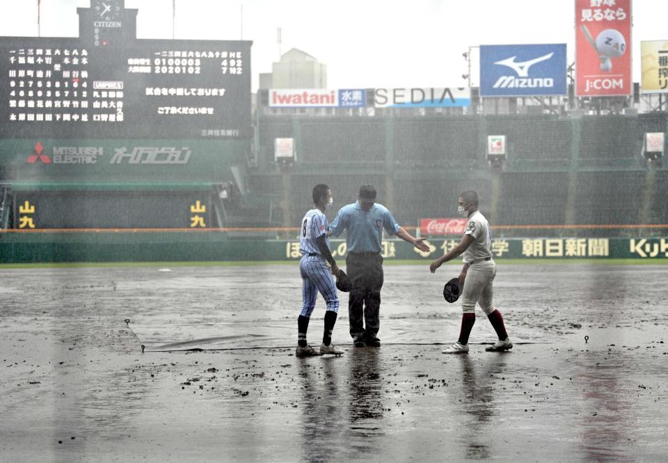 　降雨コールドゲームとなり、あいさつする東海大菅生・栄（左）と大阪桐蔭・池田の両主将＝８月１７日