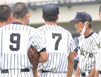 ナインに指示を出す帝京・前田三夫監督（右）＝２１年７月