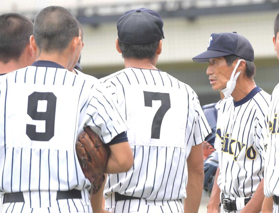 ナインに指示を出す帝京・前田三夫監督（右）＝２１年７月