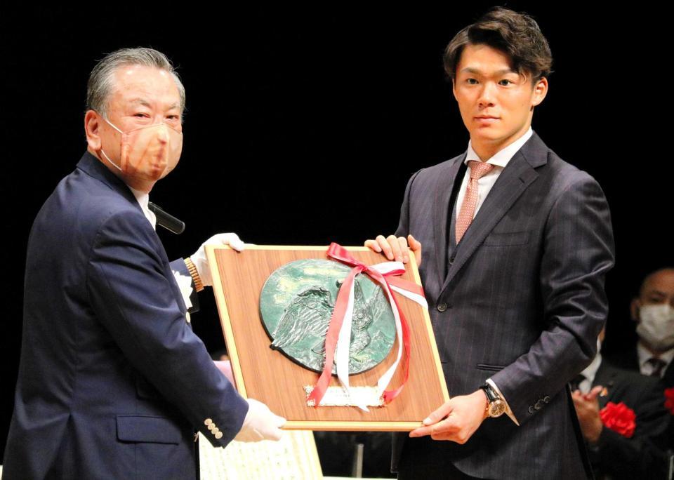 　備前市長から記念品を受け取る山本