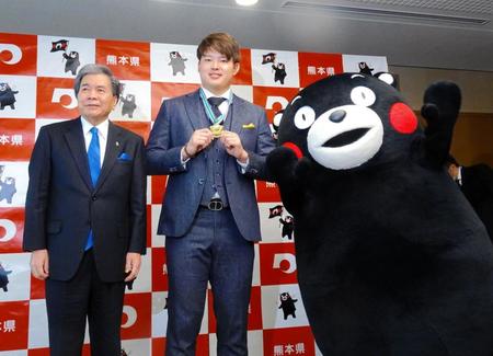 　熊本の愛されマスコット・くまモンから、特製「くまモン金メダル」をもらった村上（中央）
