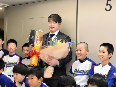 　熊本県内の少年野球チームと記念撮影する村上（中央）